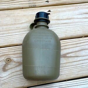 ARMY CANTEEN- GI 1 Quart Plastic Olive Drab Canteen